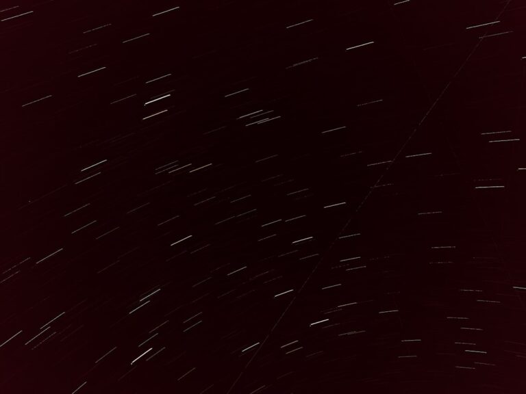 Создание звездного неба на потолке с помощью фосфорных звезд